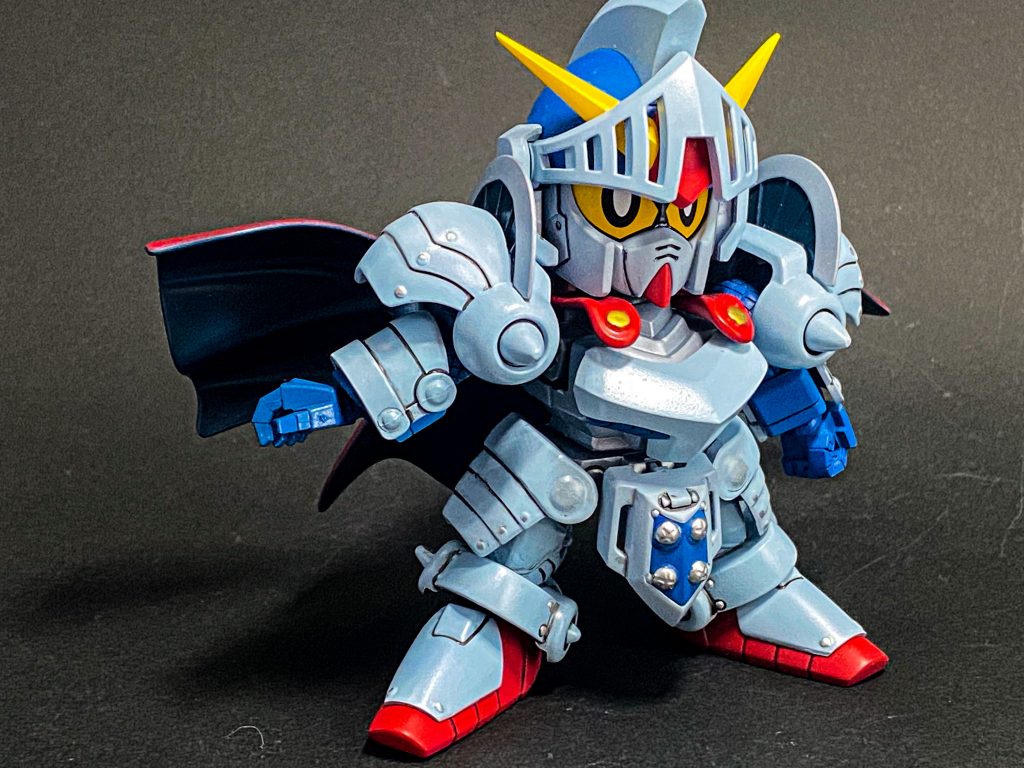 各ディテールについて、カードダスやアニメを参考にした所を幾つか。頭の角は少し長いと感じたので数ミリ切り縮め、盾の十字紋ともども先端を尖らせています。スカート前部のリベットに大きめの丸モールドを追加。