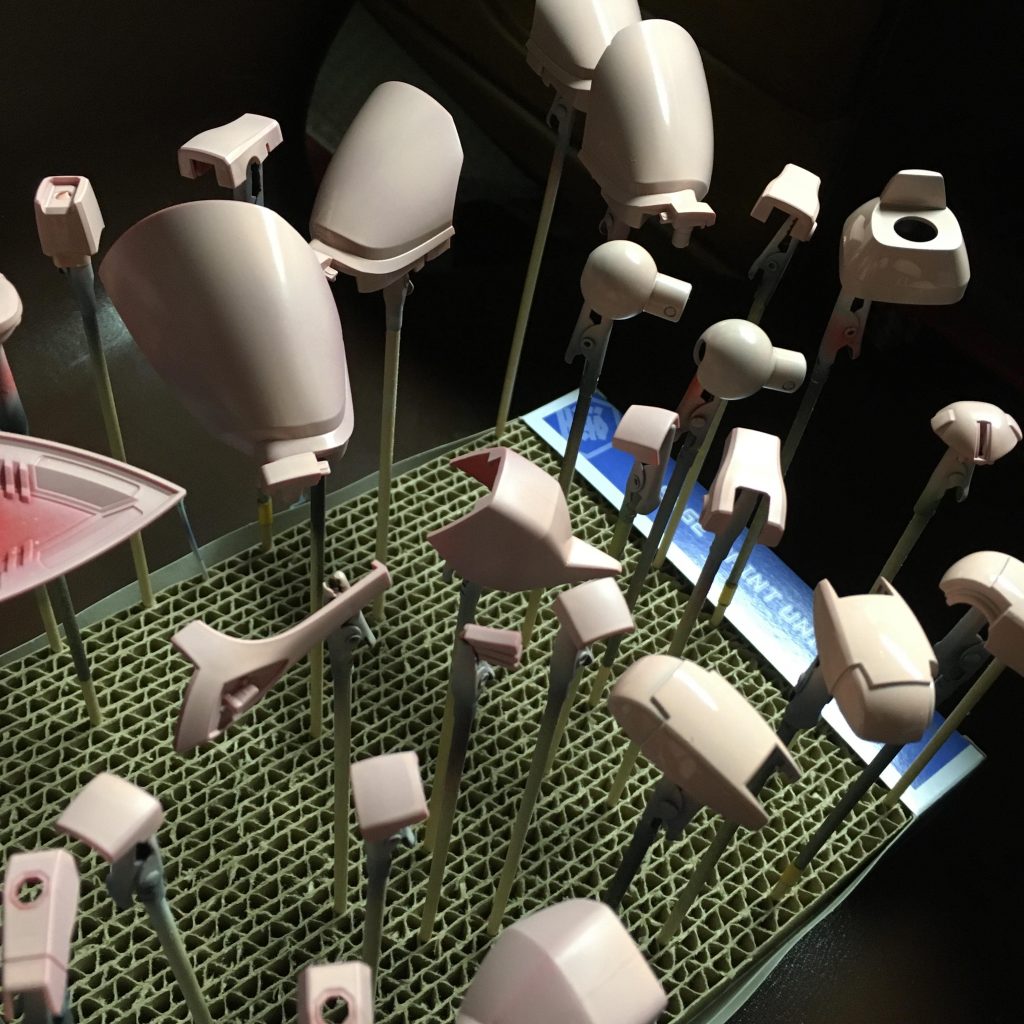 下地はピンクサフを塗りましたがそのあとさらに下地としてクレオスのハーマンレッドを塗ってしまったのでそんなに意味がなかったかもしれない...赤の発色って難しいし悩みますね