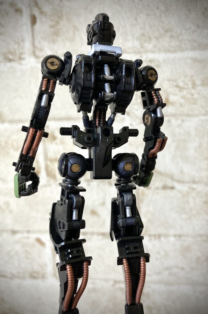 フレーム状態。今回は基本ガンメタ+アイアンにパイプ等はカッパーで。