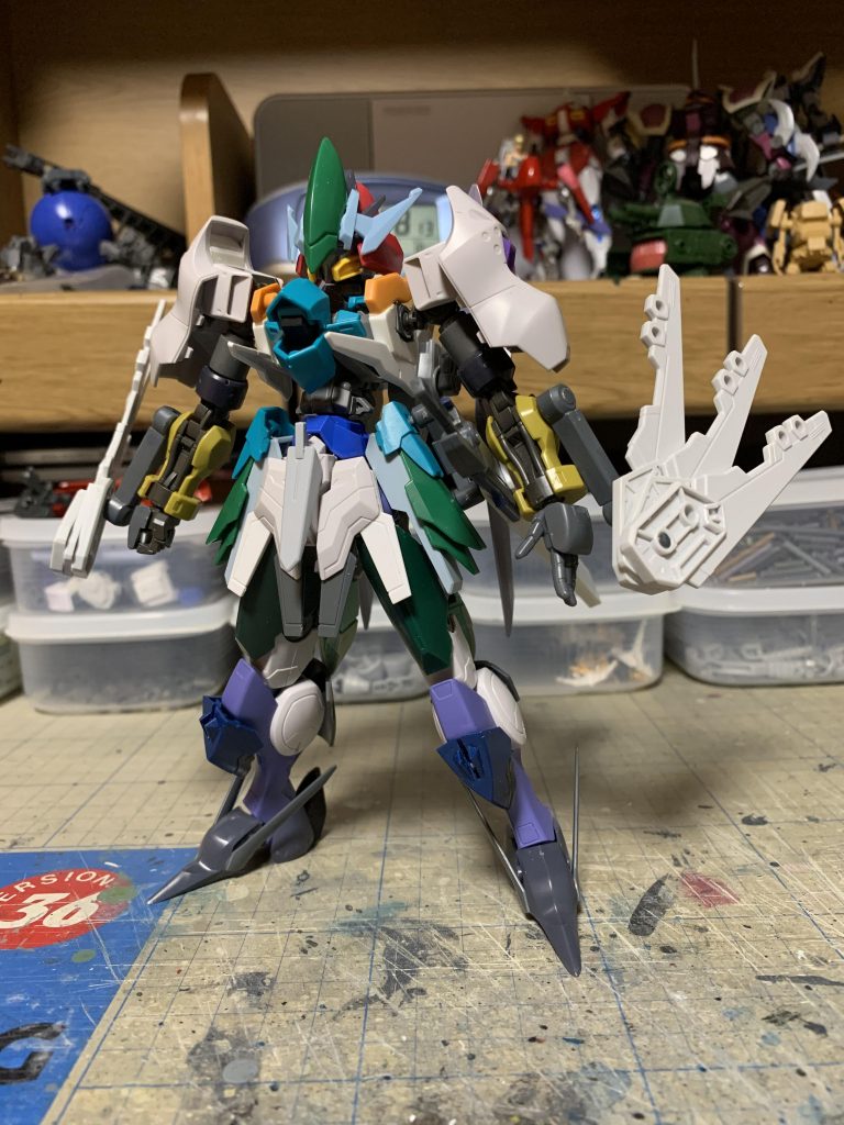 フロントアーマーもベースを変更し、パーツを盛って大きくしました。つま先もゼダスRの肩アーマーを加工して使いました。良い感じに尖ってます。