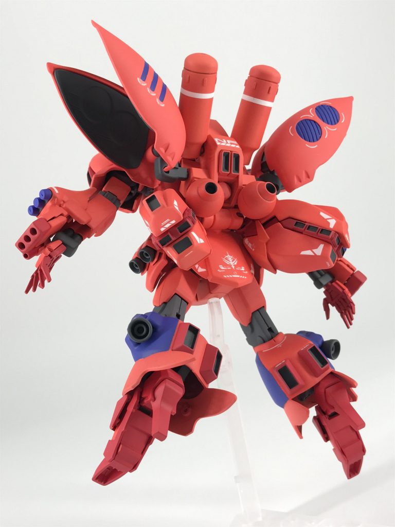 「行け!ファンネル!!」背面のバックパックの基部はローゼン・ズールのバックパック、羽根はSDキュベレイの物、下部バーニアはグフR 35のパーツ、上部のプロペラントタンクはザクⅢ改の物、そしてマザーファンネルはローゼン・ズールのバックパックを基にマザーファンネルに見えるように改造してます!あとSDキュベレイの羽パーツはHGやMGのキュベレイと違って内部パーツがないのでもう一個SDキュベレイの羽パーツを使って内部パーツを作って接着してます^_^