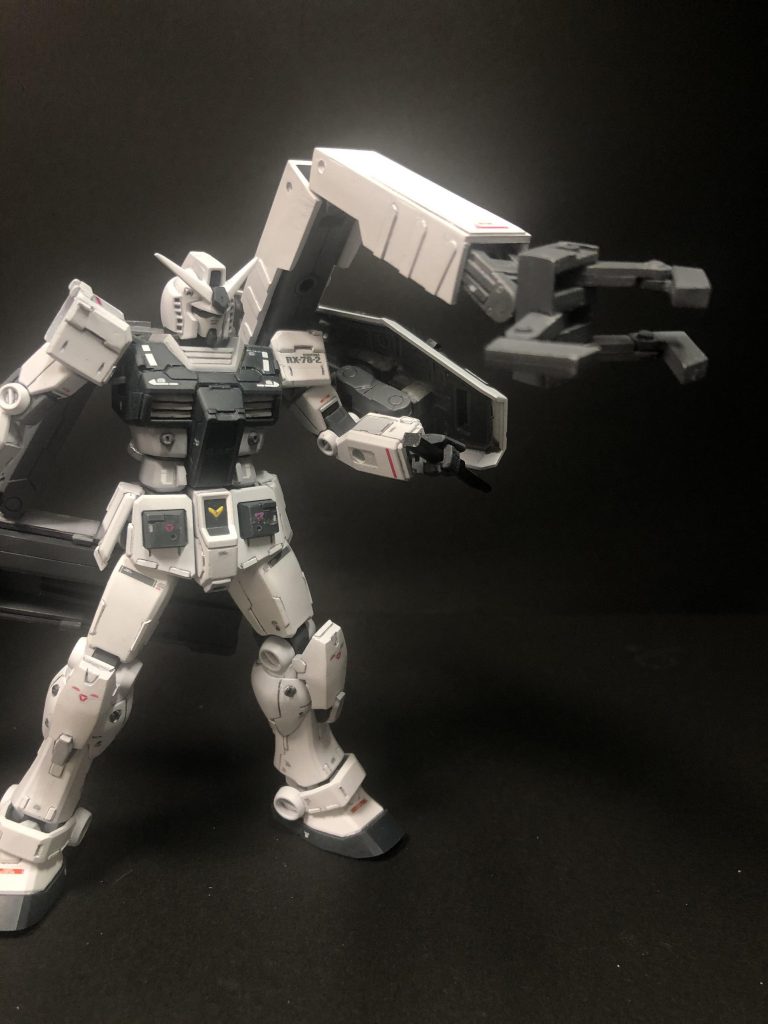 武器の三つ目。左肩のコンテナは展開してアームになります。爪部分は同じくプラ板工作です。