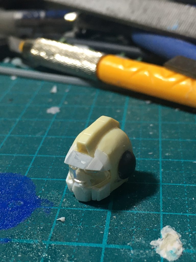 今回一番気を使ったのは頭部です。インターセプトカスタムの弱そうなフェイスを、ジムらしさを残しながらスマートな印象になるように加工しました。