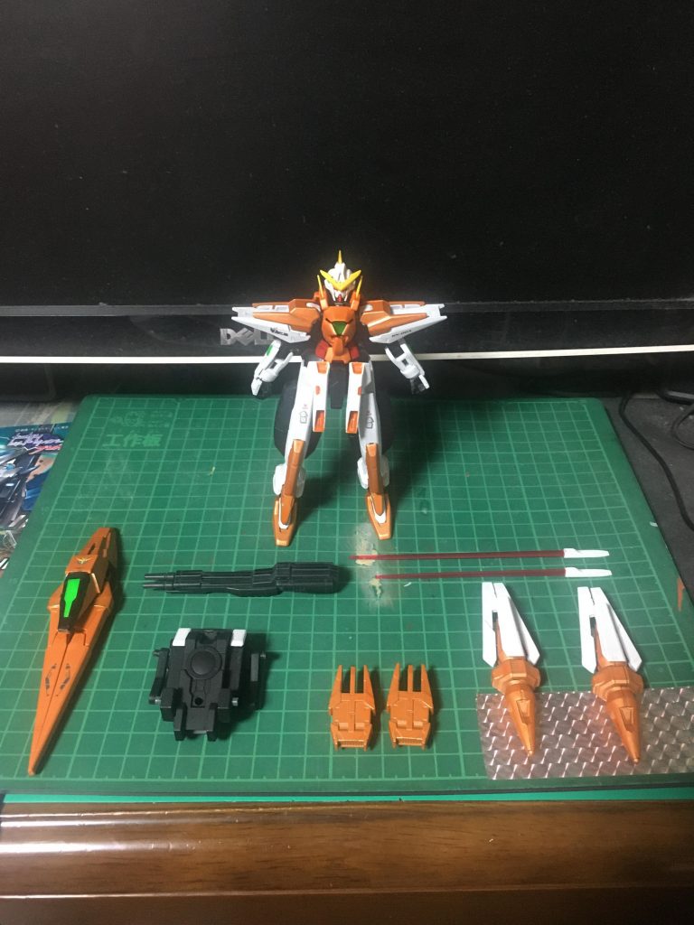 最後に装備を全て外した姿と使用武器集です。武装は、GNマルートユニット・GNツインバスターライフル・GNビームサーベル×2・GNファンネル×4