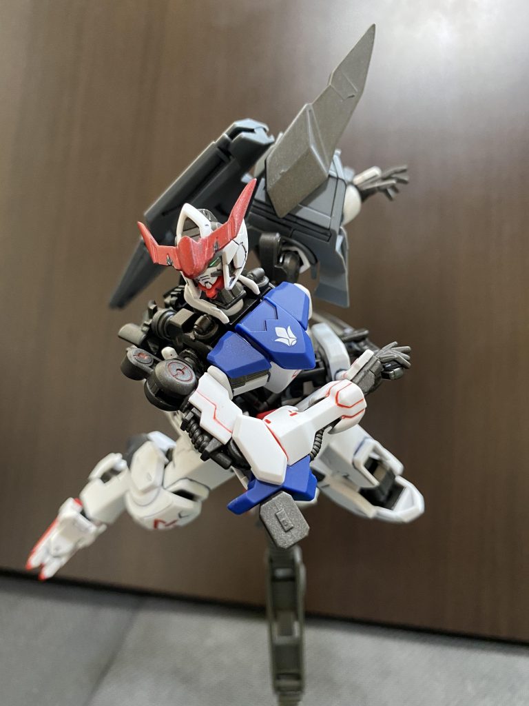 抜刀。刀の運用に合わせたチューニングが施されてはいますが、右側装甲パージ後の方が可動範囲的にもより使いやすそうです。実用性もさることながら片側だけマント(的装備)は男のロマンですね…阿頼耶識やガンダム・フレームが人間の動きをダイレクトに伝えるなら、三日月が剣術を学べば「使いにくいな、これ」ということも無くなったりするんでしょうか…?(歳星に武道場とかあるのかな)