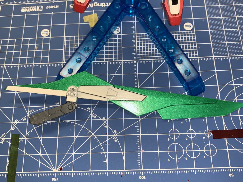 個人的にお気に入りなGNスタビライザーはジャスティスナイトのバックパックユニットを加工して制作しました。ジャスティスナイトのパーツ単体でファフナーに似たスタビライザーが出来た...と思っています