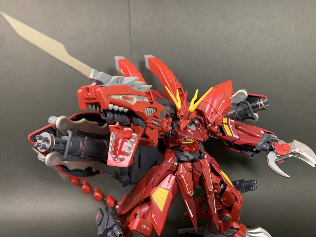荷電粒子砲本機のメインにして、ジェノブレイカーといえばこの武装。バックパックの荷電粒子コンバーターによって吸引・圧縮された粒子を破壊光線として放出。直撃を受けた対象物は原始レベルにまで分解される…。