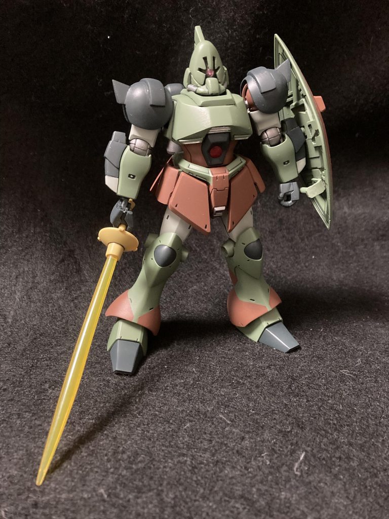 装備は男らしくビームサーベルとショートシールドのみ用意。シールドはネオジム磁石でグリップを掴まずとも保持が可能な仕様になっています。