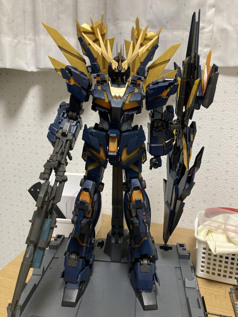 素組み完成したものです。汚くてすみませんwやっぱり大きいですねw完成して今更どこに置こうか迷っていますw