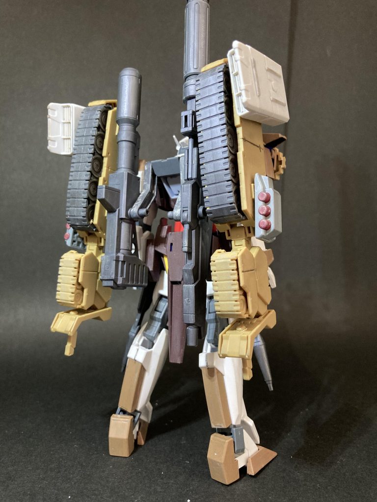 背面カット。武装にはガンプラバトルアームズや30MMシリーズを主に使用しています。