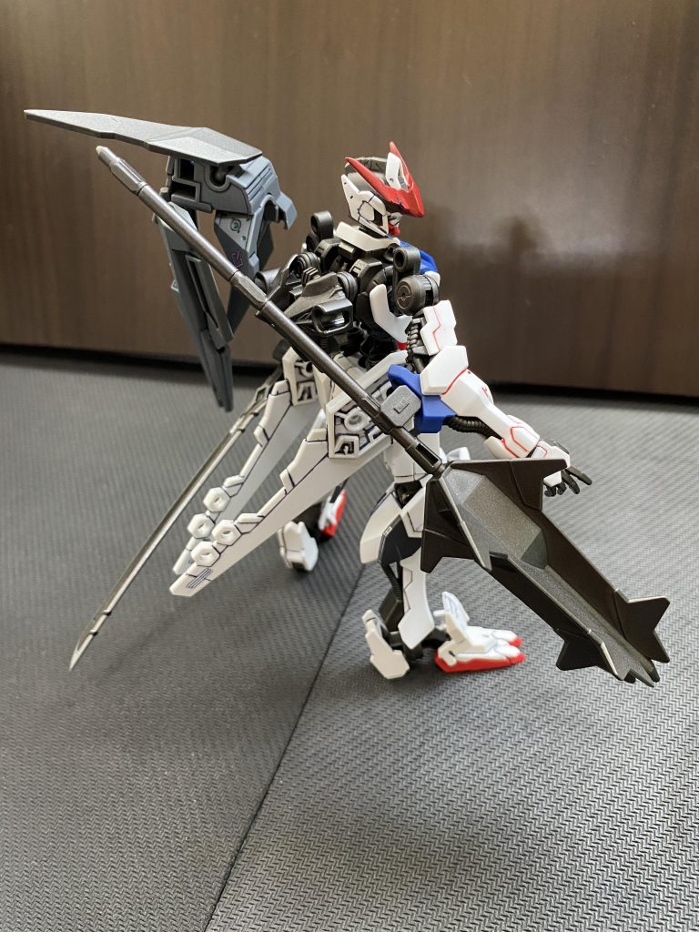 3mm穴のないバックパックに換装したこともありメイスのマウント部は右腕に。リベイクライフルとの干渉を考えると手で振り回すよりマウントしたまま腕の動きに合わせて殴る・突く方が使いやすそうです。