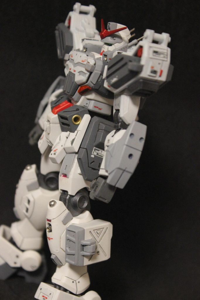 横から。腕はビルドバーニングから拝借し、ダブルオースカイのスカイブレイサーを装備。フロントスカートはアメイジングストライクフリーダムの物を採用して、よりマッシブなイメージに仕上げました。