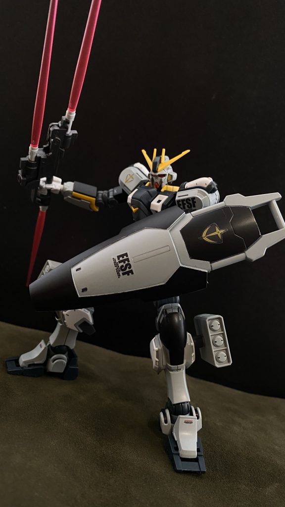 ビームトライデント本来、長柄だった物を、アドリー曹長が無理矢理改良させた。