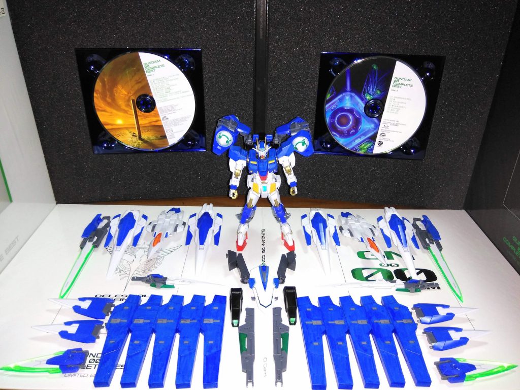 こちらが全武装を解除した状態です。うん、どうりで重いわけだw1番苦労したのは関節部を全てガンダムマーカーのゴールドで塗装したことダネ。少しずつ進めないといけなかったから余計時間が掛かった。