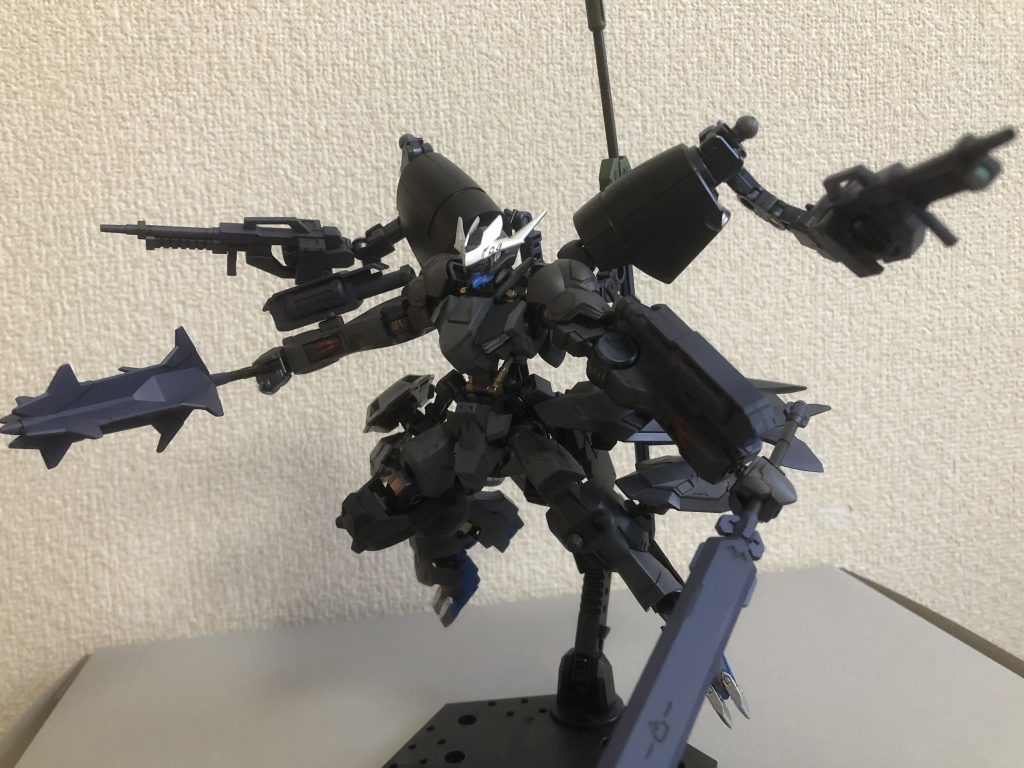 続いて高機動形態。重装形態から砲戦用の装備をパージした形態。上半身も比較的自由になるので、相手MSとの直接戦闘はこの形態でする感じです。