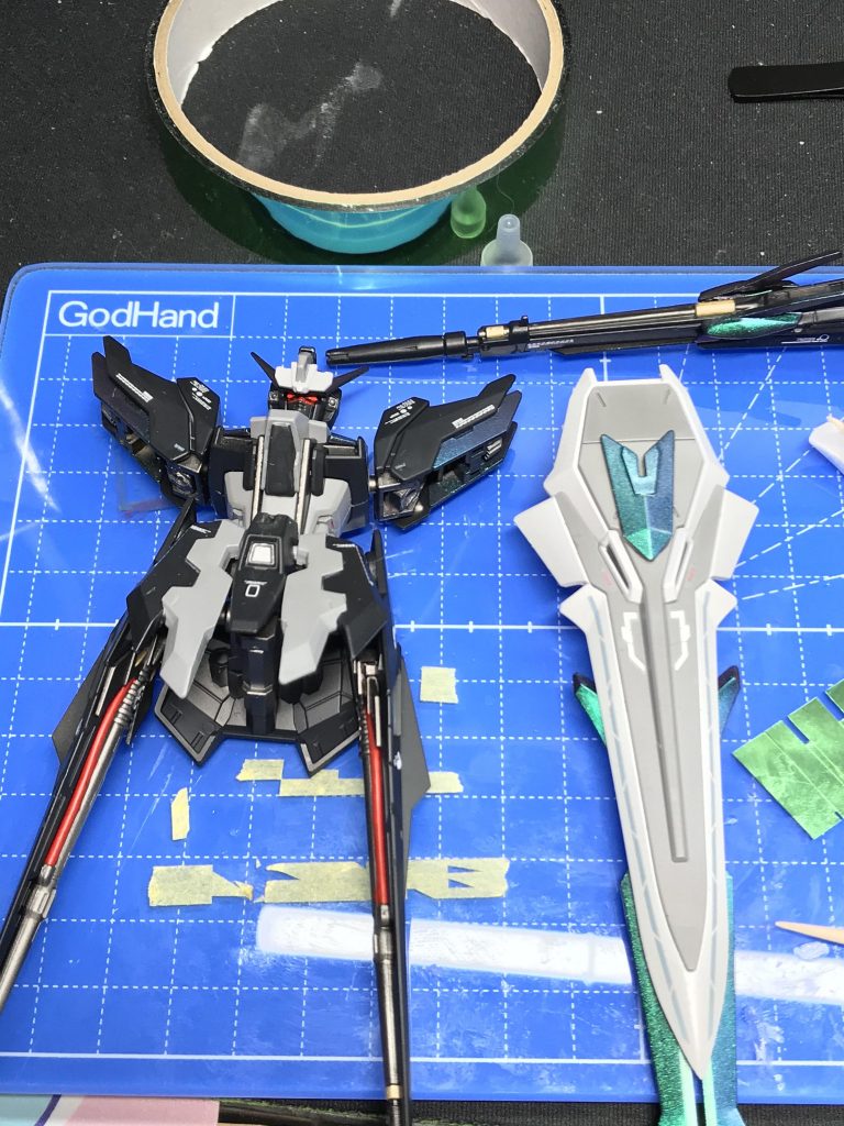 改修したところは腰の延長、フロントアーマーの形状変化、シールドとライフルの装飾品追加で他はすべてミキシングでパーツをそのままで合わせています。