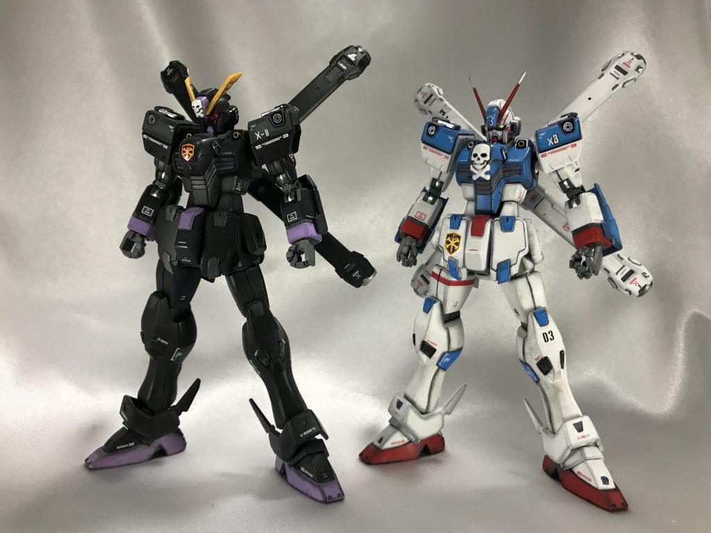 さて、比較してみると随分と印象が変わりますよね!コーションマーク等は同じ位置にくるようにしましたが、ナンバーをギリシャ数字から普通の数字に変える事で少しだけポップな印象になるようにしました←謎理論片足の赤いラインは個人的なお遊びです(笑 X2にはこういったお遊びは無しです。新生クロスボーン・バンガードの思想に消極的なザビーネですからね。