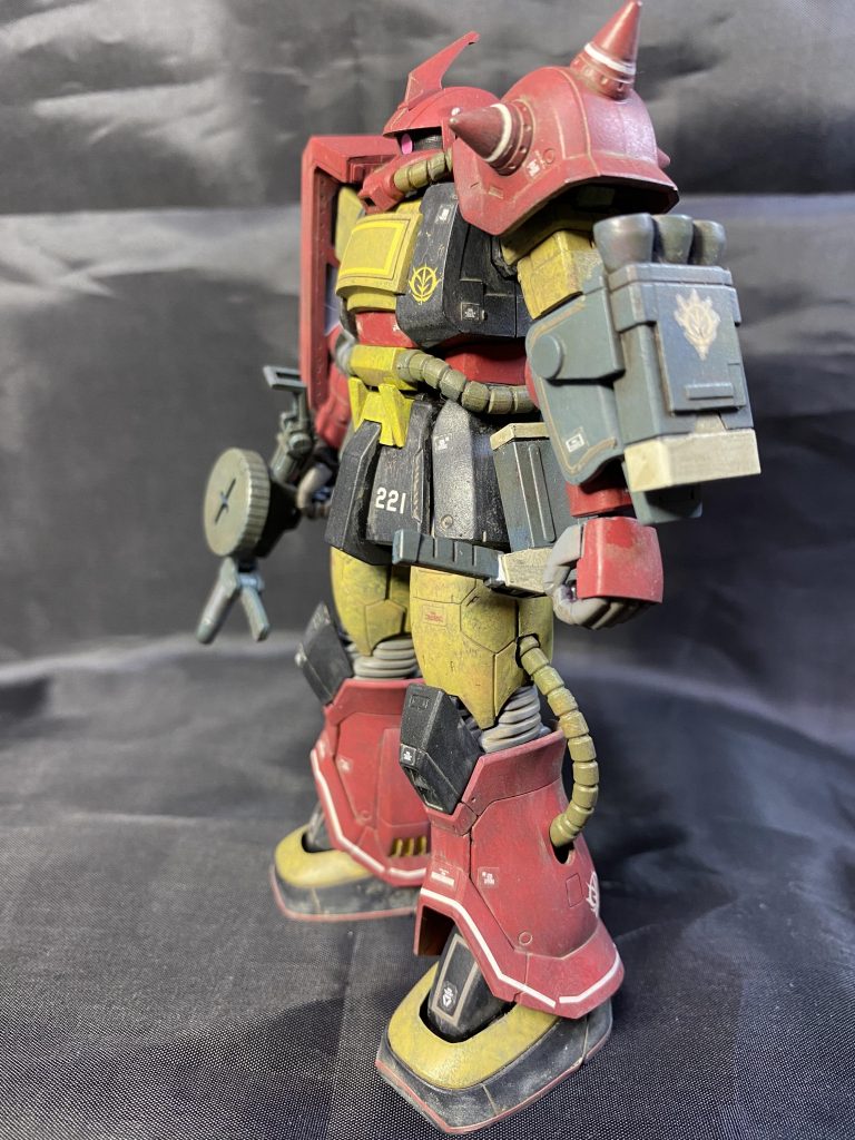 左側面。キット付属のラインシールは赤なのでオリジン系デカールのシャア専用ザクの水転写で再現!ラインデカールは貼るの難しい!