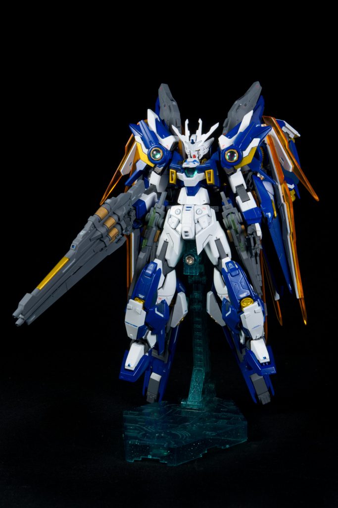 【機体設定】自由な世界観のGBNにおいて『もしWと00のガンダム開発者(7爺´s)が何の配慮無く仕上げたら』と考え作成されたガンプラハード:00ガンダム ソフト:ウイングガンダムゼロ からなる~対話よりも物理で殴ればいい~を体現したガンダム。近接格闘型の00とは異なり複数の火器・背部の各種ビットによる遠距離射撃型。ネオバード形態に変形は廃止しているが各部の推力を集中することで短時間ながら可変機以上の速度を誇る。大推力による一撃離脱・多数の端末展開による精密&大火力砲撃を主とする。なお、脚部ダッシュユニット並びに背部ウイング下部はをパージすることで高機動形態となる。