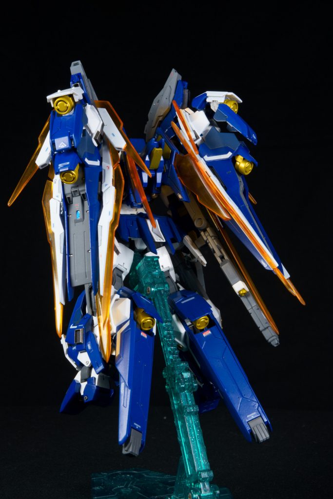 【機体詳細】HEAD:大型アンテナによる通信能力・粒子制御能力を強化。BODY:ZEROシステムとトランザムシステムの両方を搭載。トランザム中の高速戦闘をZEROシステムにて反応速度を補佐するARM:センサー・バーニア内蔵した肩部とシールド・ソードを発信する手甲から構成されるREG:パージ可能なダッシュユニットを装備し推力の増加とAMBAC性能を強化している