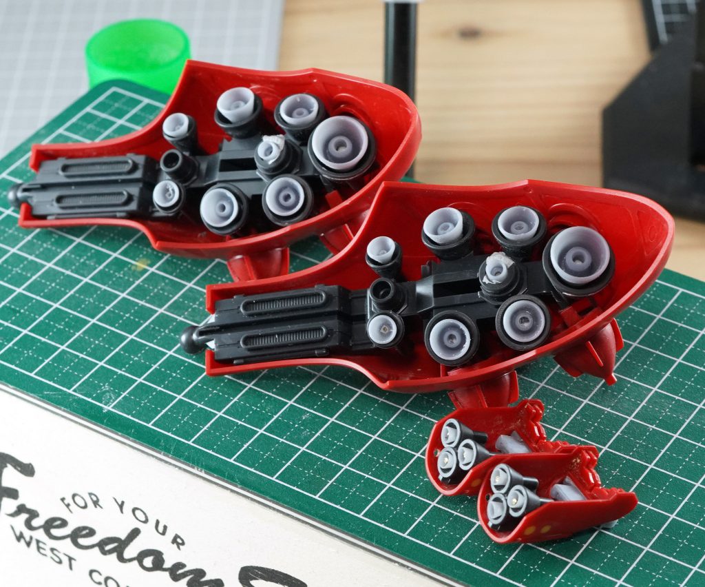 目立つスラスターの塗り訳が手間なので二重構造に。