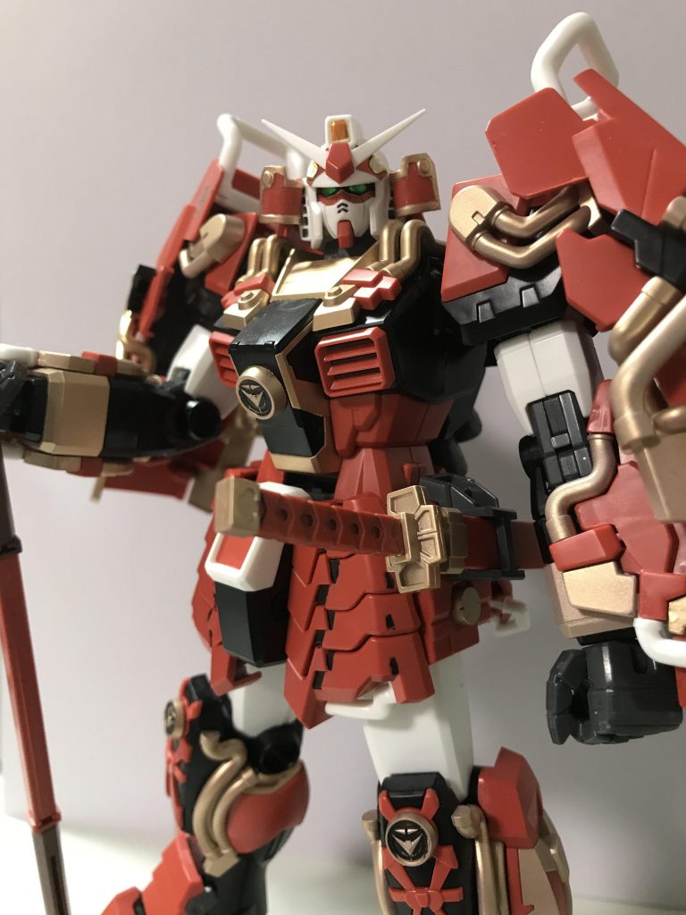 胸と脚の家紋？はキットのままだと金色一色なのでエナメル塗料で塗装してます。