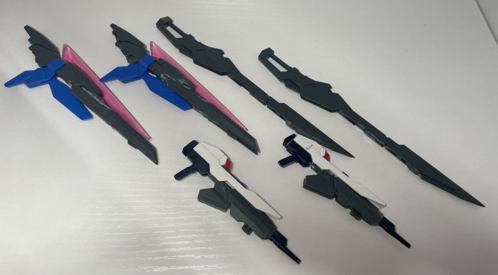 メインの武装類は3種。ビームライフルメビウスソードメビウスロングライフル上記3種は全て2個ずつ装備。またサブの武装はビームサーベル×4と頭部バルカン砲。