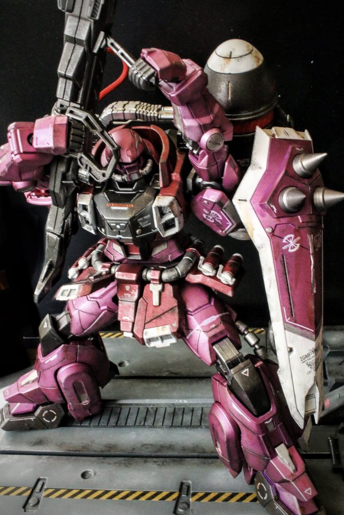 メタルパーツを結構使ったりメタリック塗装で綺麗にと思っていたのですが、塗ってみた色がド派手過ぎてトーンダウンさせようとウェザリングと艶消し仕上げに。まぁこの感じもアリかなと！ 最後のポーズを見て武器の肉抜き部分が気になってしまい、近々パテ埋めして修正しようと思っています。 