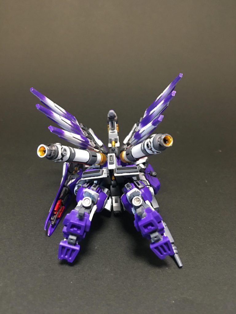 足裏、装甲の裏までしっかり塗装しました。ディテールが多い分、塗り分けるとRG並みの情報量になりますね。面相筆のありがたさに改めて気づきます。