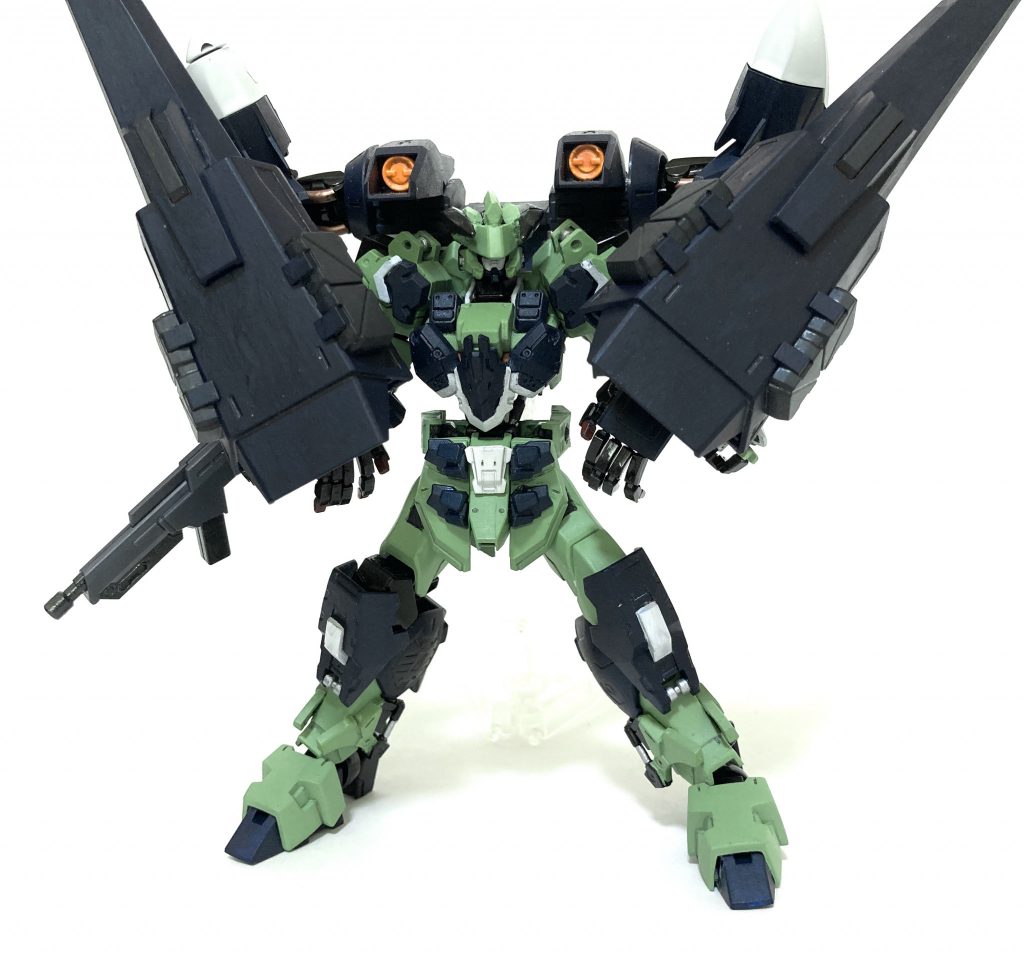 シールドバインダーはそのまま大型の盾として使用。ゼータガンダムのサイドアーマーなどを追加装甲として使ってます。