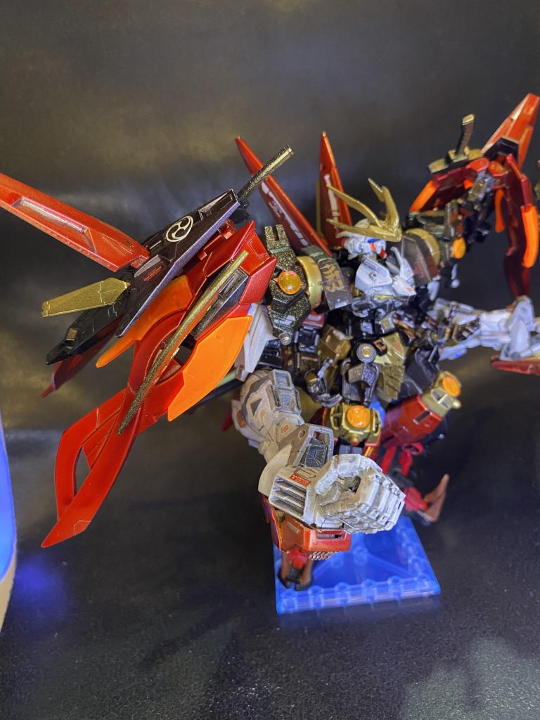 戦国アストレイをベースに、炎、刀、パワードレッド戦国風のテーマでほぼ全改造、全塗装しました。