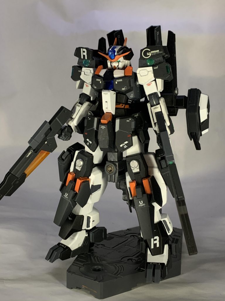 正面本体オレンジ部はツヤッツヤに、その他の部分はつや消しで仕上げました!!メインカメラにはキット付属のシールにレジンを仕様し、キラリと光るジェル仕様にしてますヽ(´ー`)ノ