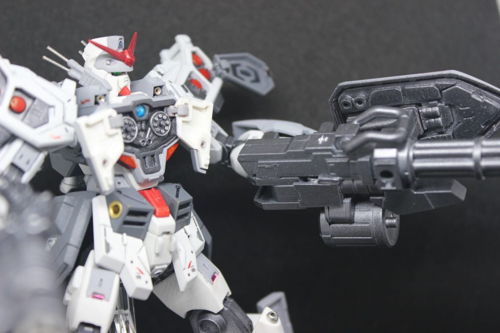 左手にはガンプラのキャンペーンでもらったガトリングを改造し、ＥＷ版のビームガトリング風に。シールド裏にも適当にディテールを追加。