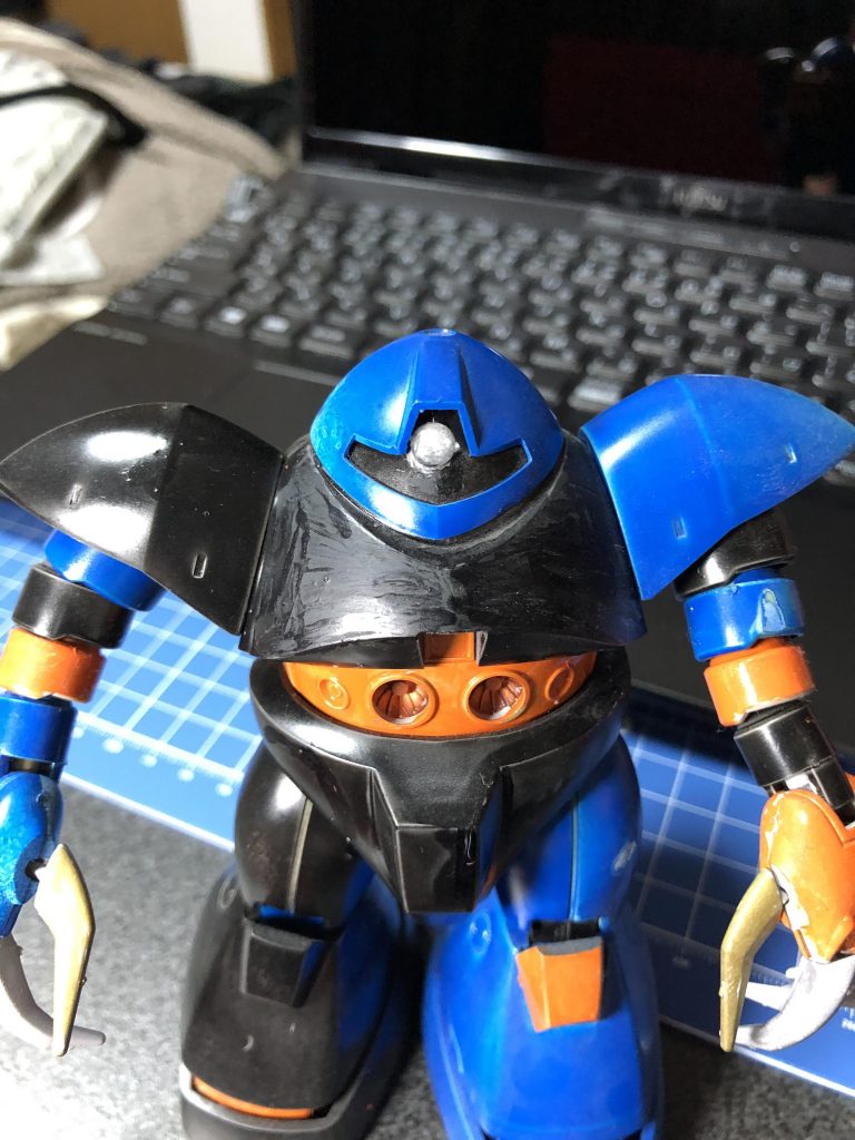 黒スプレーがちゃんと塗れてなかったので、おそらく上からガンダムマーカーを使ったんでしょう。わかりやすいムラですね。笑