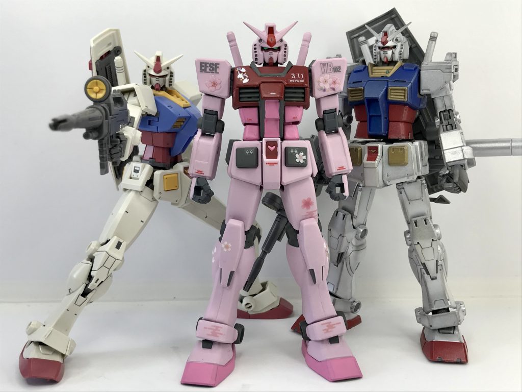 我が家のRX-78たち。左から、ビヨンドグローバル、エントリーグレード、オリジン版、です。EGのプロポーションはけっこう好みです(^^)