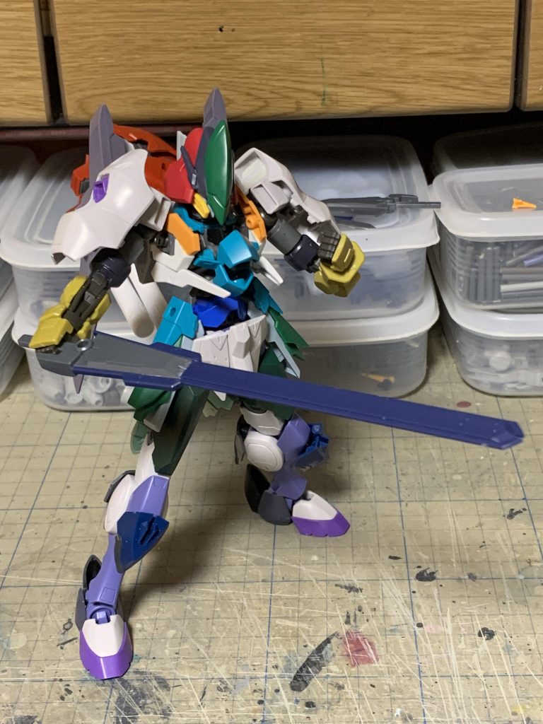 武装はハイゼンスレイⅡで使わなかったコンポジットシールドブースターのブレードとセンチュリーウェポンのGNバスターソードを組み合わせています。