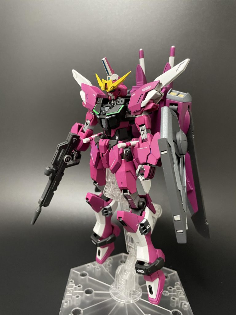 コア∞ジャスティスガンダム∞ジャスティスの武装を全て残したかったので、脚部は接続部以外ほぼそのまま使用。シールドとライフルはほかのプラネットアーマーの武装に合わせてグレーカラーで統一していますが、単調にならないようメタリックカラーもおりまぜています。