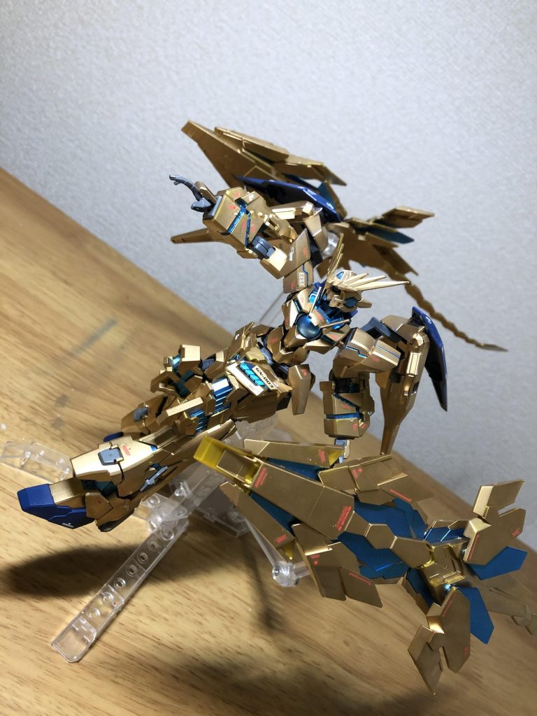 初めてガンダムマーカーエアブラシシステムを使って塗装しました。ずっと筆塗りだったので、この完成度に感動です。レッドゴールドのマーカーの色味も自分好みで◎