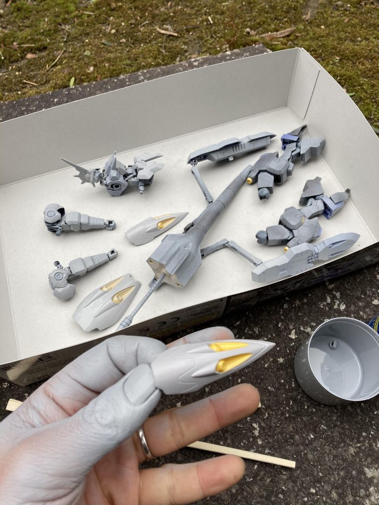 あまりに荒削りすぎで心配になったので、コレも初めてのサーフェイサーを軽くやってみました。爪が1週間グレーでしたよ。