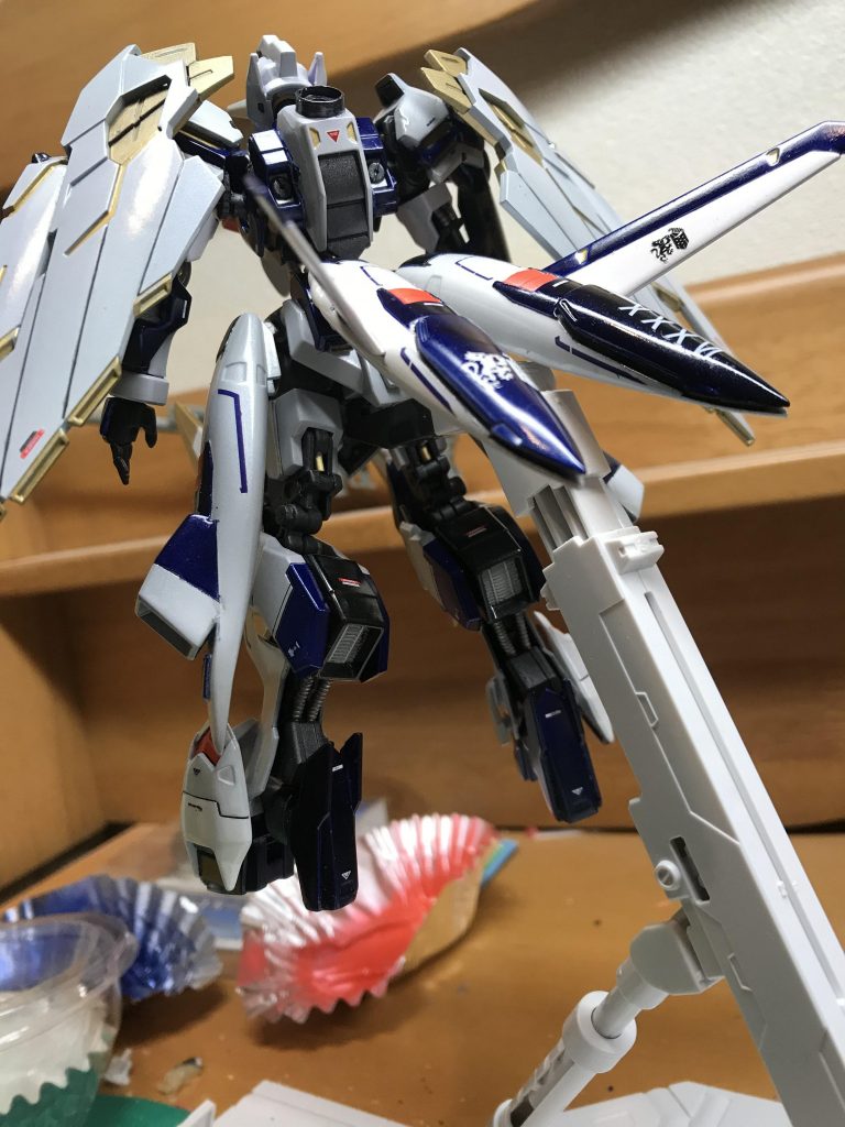 腰の偏向エイハブスラスターを二機、両腰とふくらはぎ後部に化学式スラスター4機、背部と両足首に新型の高出力エイハブスラスター合計3機搭載し、重力圏でも長時間の飛行と機動力を有する。又、両肩にもエイハブスラスターを搭載し、重力圏下でも無類の機動力を発揮する。