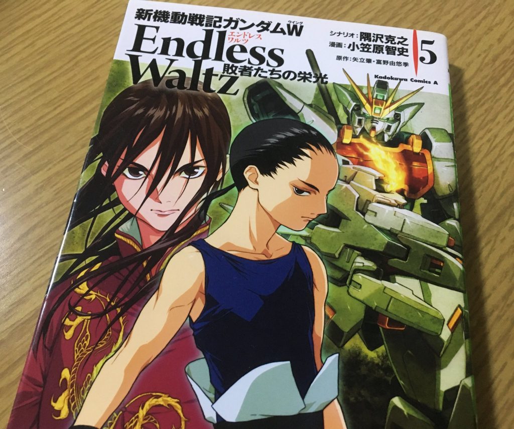 トールギス始龍は本来は濃紺色の設定ですが、リーオー顔という特徴を鑑みて量産機リーオーの緑・赤・黄の三色を基調とするカラーリングにアレンジしました。(蜀漢のイメージカラーとしての緑色という意味合いも兼ねています。)創傑伝の貂蝉クシャトリヤ、孫尚香ルージュの女性武将らしいSJP-2規格をベースに、夏侯トールギス系の意匠を組み合わせて造型しています。顔はギ・エリア部隊兵のリーオーフェイスを使いました。額の花飾りと盾の兎紋様はコーエーテクモ『真・三國無双8』に登場した同一人物モチーフのキャラクター・夏侯姫のデザインを取り入れさせて頂きました。