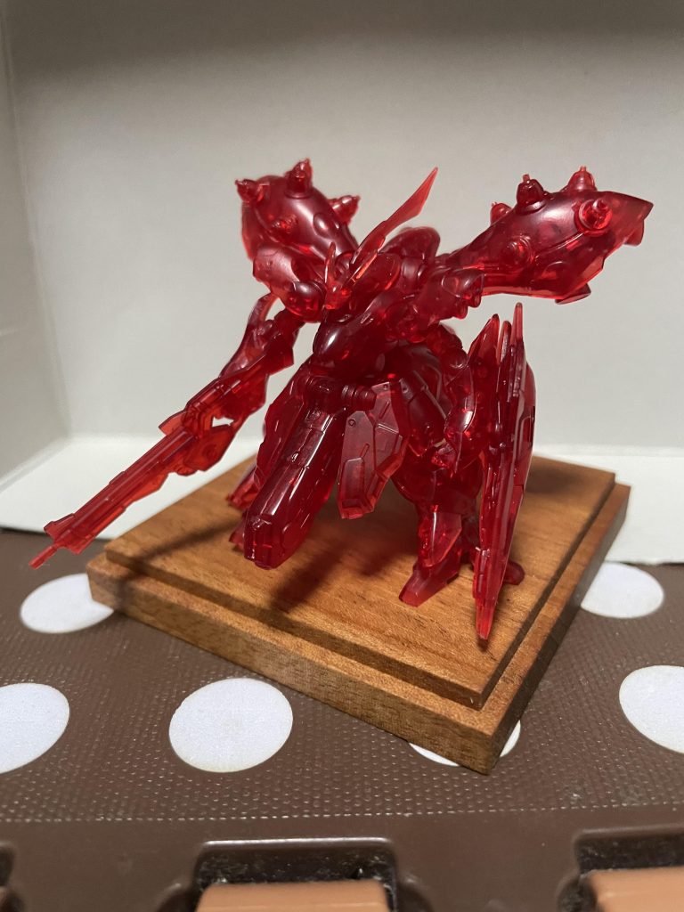 素組の状態。クリアカラー自体は好きな部類なのですが、アーティファクトの特徴である細かいディテールがうまく見えないのが残念です。それもあって今回塗装することに決めました。