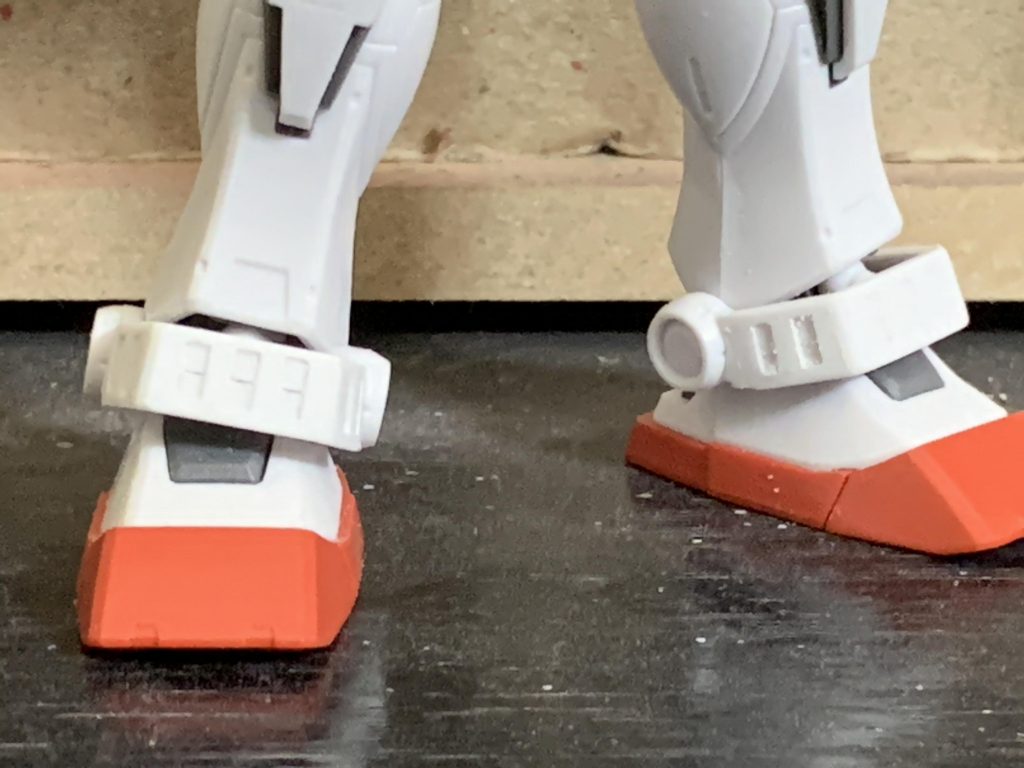アンクルガードオリジン版ガンダム付属のアンクルガードにプラ板を貼って形を整えた。