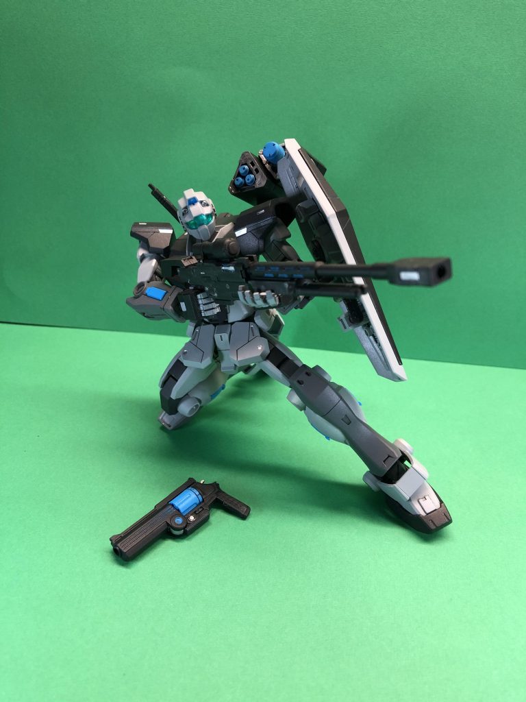 スナイパーライフル「超高速で発射して敵のコックピットへめり込ませて大爆発させれば花火だって武器になる説」という発想の元開発されたがこれも却下。理由は「実用性が感じられないし、何より悪趣味すぎる」という当たり前のものだったが、もちろん無断開発無断使用しているちなみに戦場で甲高い音と共にレーダーに高速飛来物体感知のログだけが表示され、そして突如敵機に花火が咲いたという記録が残っている