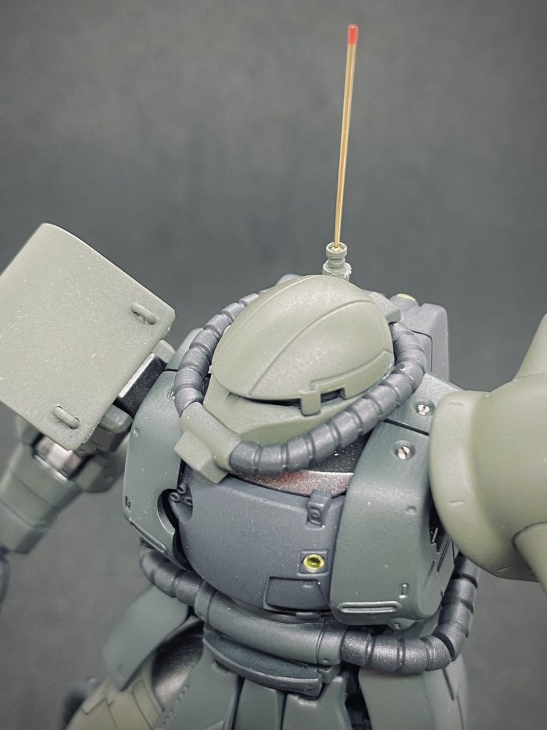 肩はメタルパーツ埋め込みと合わせ目を段落ちモールド化