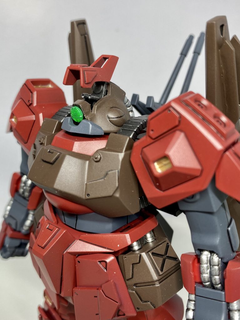 頭部のバルカンは少しだけ穴あけしてバルカン感だしています。ショルダーパーツにも追加バーニアを取り付けました。