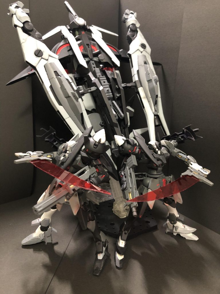 右下のジンクス・アイン左下のジンクス・ツヴァイ中央上のグルントラーゲが合体してヴァルムジンクスになります。余剰パーツは出したくなかったんですが、わたしの技術では到底無理だったので小さいパーツがいくつか余剰になりました。。。