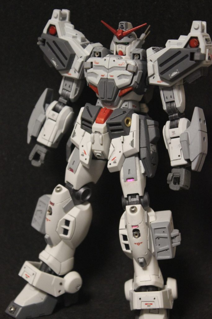 素立ち。白とグレーのカラーリングでまとめ、全身へのディテールアップと一部のミキシングとプラ板工作を中心に手を入れました。