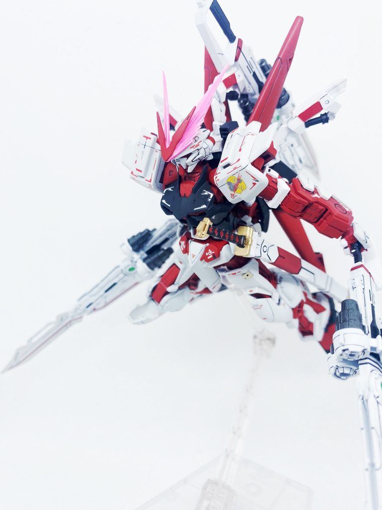 デカールはRGレッドフレームのを使用。くどくならない程度に。