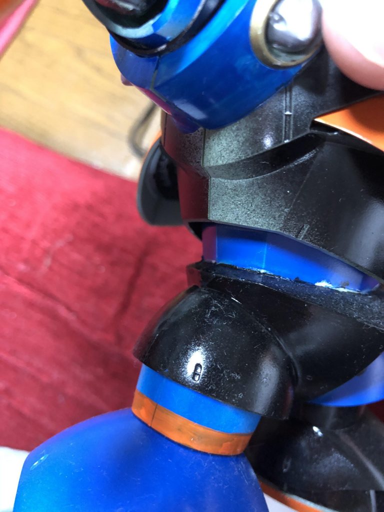 うっすら緑、、サフ無しで吹いたのか！？